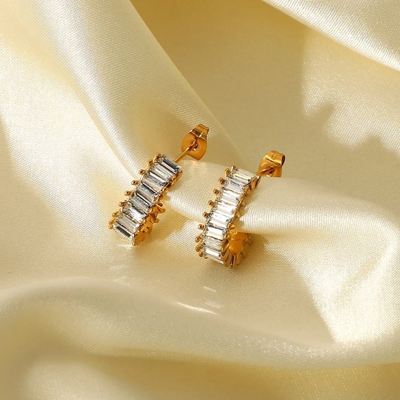 NEW💎18K Gold Plated Simulated Diamond Earrings*Baguette Earrings*Diamond Cut - Picture 3 of 6